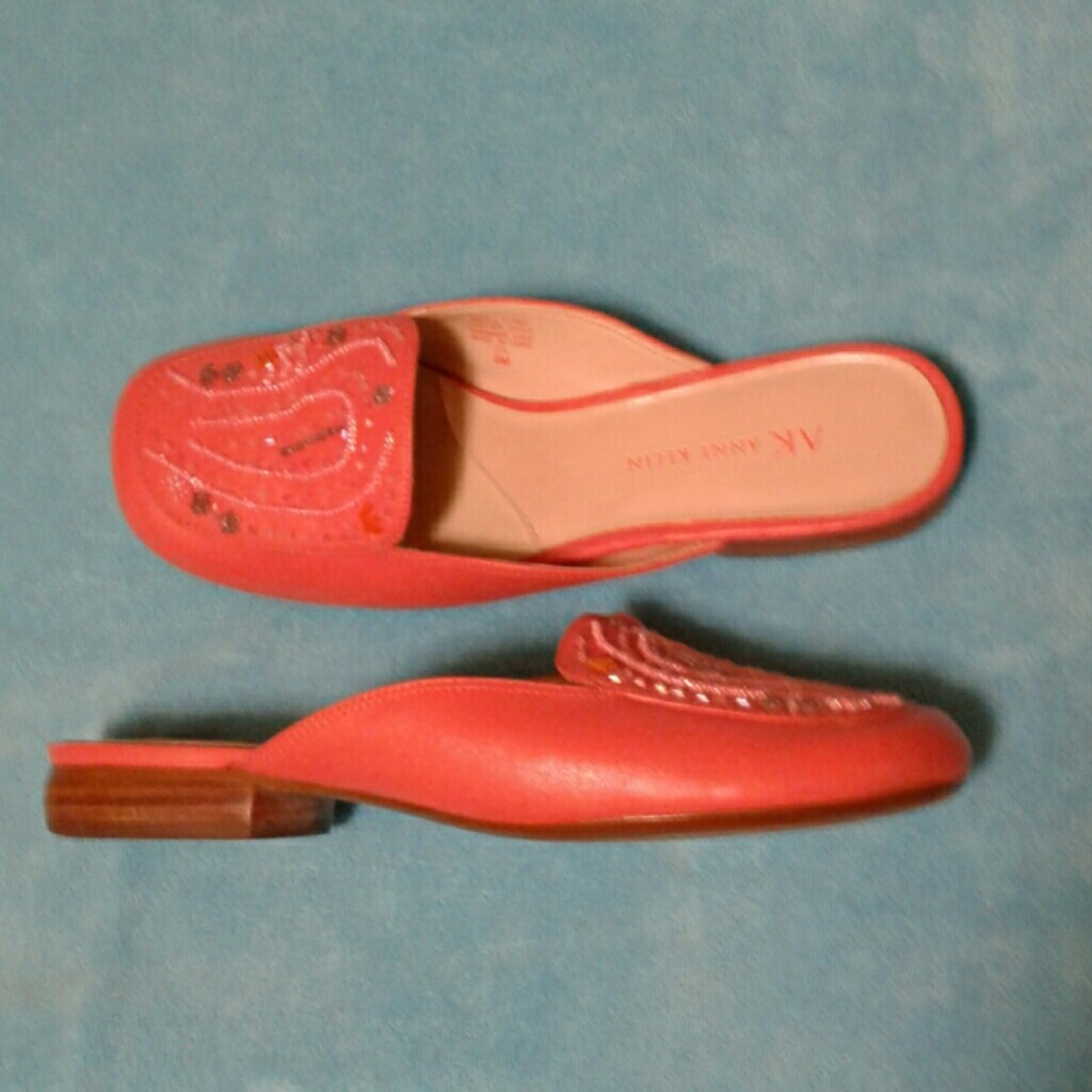 ANNE KLEIN   Flat Mule 6 B  Beaded salmon coral